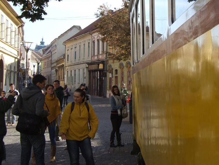 A villamos akár el is indulhatna a Ferencesek utcáján a Széchenyi tér felé...