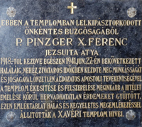 Pinzger Ferenc jezsuita atya emléktáblája a templomban