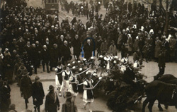 Harangok szállítása a Búza téren 1929