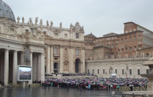 Az esernyők borította Szent Péter tér, fent még üres a pápai trón