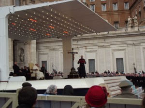 Ferenc pápa jobbján, a negyedik sorban voltunk, jól látva-hallva a pápát és belátva az egész Szent Péter teret