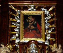 A pécsi Segítő Mária az oltár oromképe