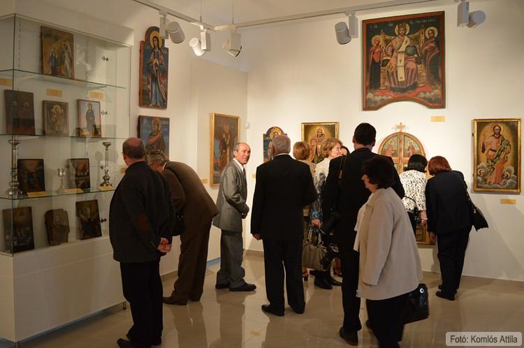 A kiállítás első látogatói megtekintik az ikonokat