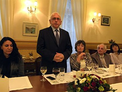 Középen (állva) a török nagykövet, a jobbján Észak-Ciprus budapesti képviseletének vezetője, Selda Cimen (Fotó: Alattin Temür) 