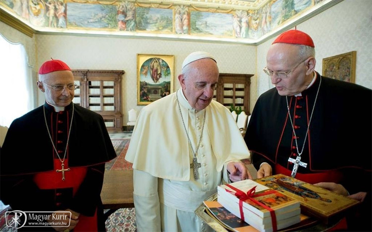 Középen Ferenc pápa, jobb oldalt Erdő Péter bíboros